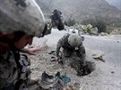 Amerit vojci v Afghnistnu opatrn odstrauj zbytky vbuniny, kterou na...