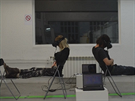 Oba astnci experimentu maj na hlav brle Oculus Rift a dv kamerky....
