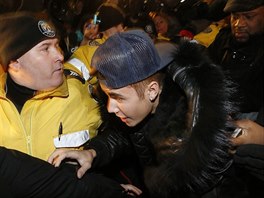 Zpvk Justin Bieber pijel ve stedu 29. ledna k vslechu na policejn stanici...