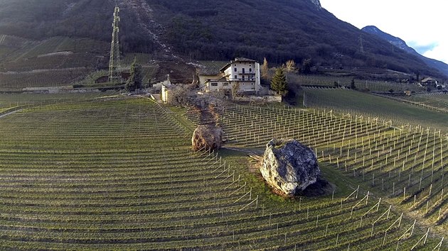 Balvan se zastavil u kamene, kter se ze skal utrhl ped lety (21. ledna 2014)