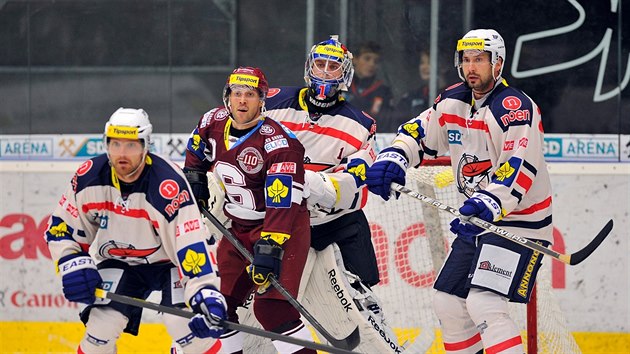 Tom Divek (vpravo) jet v dresu Chomutova v duelu se Spartou, kam nyn pestoupil. Foto pochz ze jna 2013