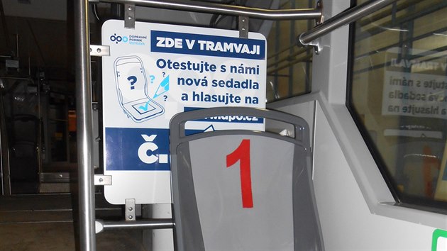 Jedna z testovanch sedaek v ostravsk tramvaji. V tto variant nabz DPO sedaku vyrobenou z plastu.