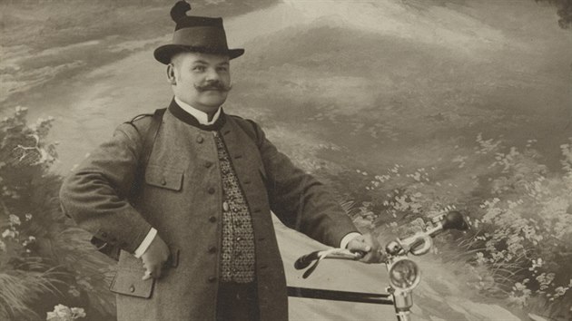 Portrét z ateliéru broumovského fotografa Alfonse Dewernera
