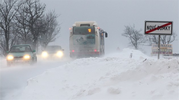 Prudk vtr bhem chvle doke na otevench secch zcela zavt hlavn silnice. idie chvlemi zastav bl tma. Snmek je z Novch Domk na cest z Jihlavy do ru nad Szavou.