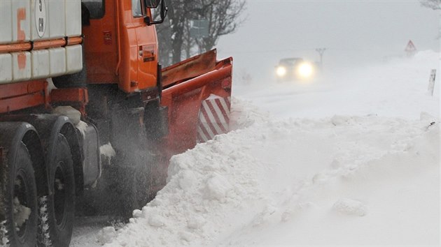 Prudk vtr bhem chvle doke na otevench secch zcela zavt hlavn silnice. Silnii nesthali navt snh odklzet. Snmek je z Novch Domk na cest z Jihlavy do ru nad Szavou.