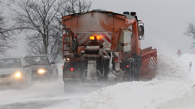 Prudk vtr bhem chvle doke na otevench secch zcela zavt hlavn silnice. Silnii nesthali navt snh odklzet. Snmek je z Novch Domk na cest z Jihlavy do ru nad Szavou.