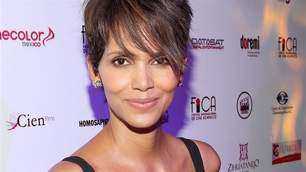 Halle Berry je po porodu pyn na svj dekolt.