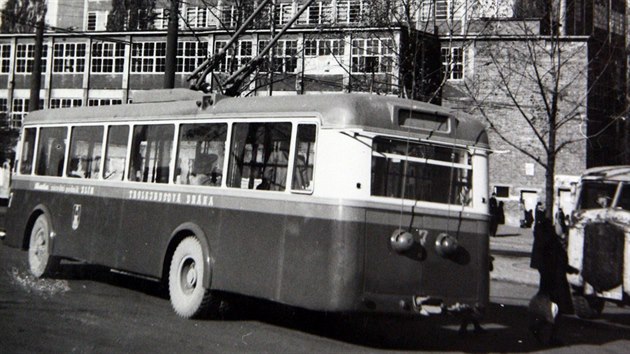 Na snmku z roku 1946 trolejbus jedouc po nmst Prce ve Zln. Trolejbusov doprava ve mst tehdy mla za sebou teprve dva roky existence.