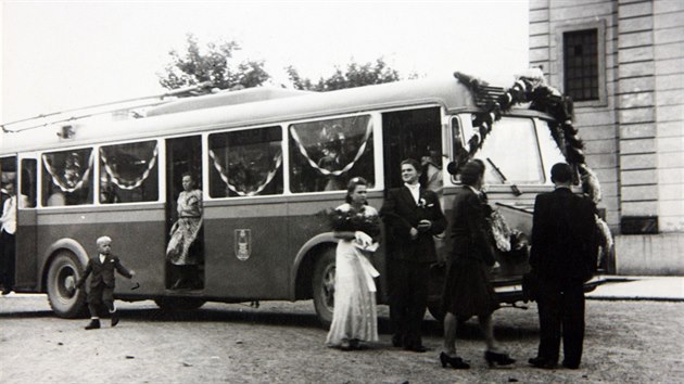 Na snmku prvn trolejbusov svatba ve Zln
