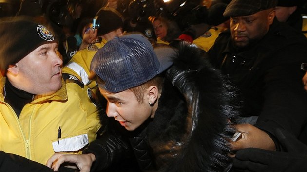 Zpvk Justin Bieber pijel ve stedu 29. ledna k vslechu na policejn stanici v Torontu.
