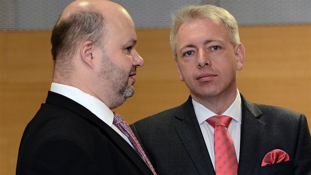 Ministr vnitra Milan Chovanec (vpravo) pevzal 30. ledna v Praze ad od svho pedchdce Martina Peciny (vlevo) 30. ledna v Praze.