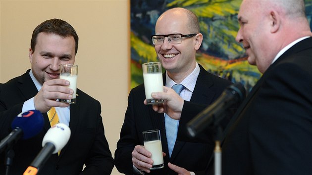 Konc ministr zemdlstv Miroslav Toman (vpravo)navrhl novmu ministru Marianu Jurekovi a premiru Sobotkovi ppitek mlkem.