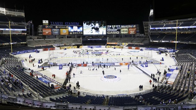HOKEJ NA BASEBALLU. Newyorské hokejové derby mezi Islanders a Rangers se...