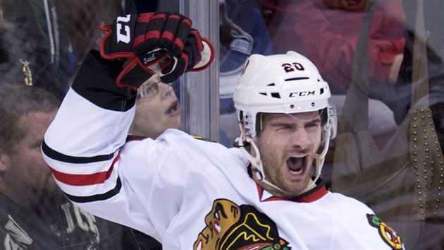 Brandon Saad z Chicaga oslavuje gl.