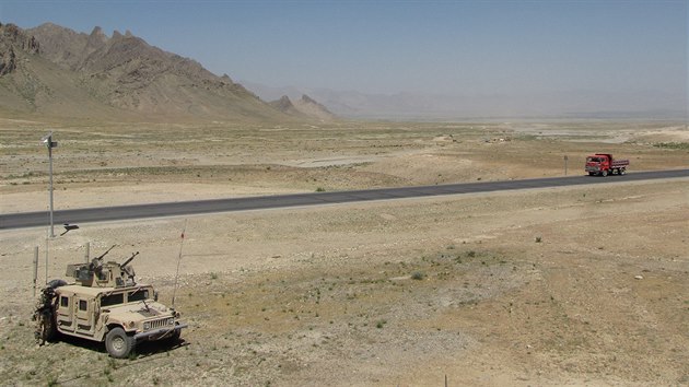 Tak vypadaly silnice v afghnsk provincii Lgar v roce 2009. Kvli nedostatku drby a etnm tokm se jejich stav ale od roku 2012 rapidn zhoril.