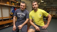 Roman Hamrlík (vpravo) s bratrem Martinem ve zlínské šatně. Roman Hamrlík (vpravo) s bratrem Martinem ve zlínské šatně.