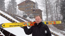 Do Soči vyrazí i Pavel Ploc. Na snímku pózuje se svými starými lyžemi u můstku... Do Soči vyrazí i Pavel Ploc. Na snímku pózuje se svými starými lyžemi u můstku...
