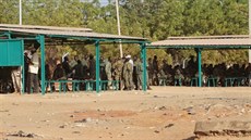 Venkovní uebny ve výcvikovém stedisku malijské armády u msta Koulikoro