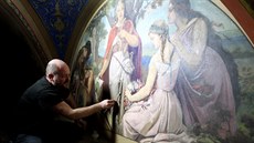 Restaurátoři obnovují nástropní malby v historické budově Národního divadla od... Restaurátoři obnovují nástropní malby v historické budově Národního divadla od...