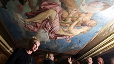 Restaurátoi obnovují nástropní malby v historické budov Národního divadla od...