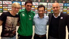 František Rajtoral (vlevo) po podpisu smlouvy v Hannoveru. Druhý zleva trenér... František Rajtoral (vlevo) po podpisu smlouvy v Hannoveru. Druhý zleva trenér...