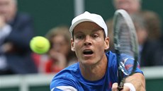 DOSÁHNU. Tomá Berdych v Davis Cupu v utkání proti Nizozemsku. 