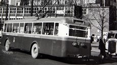 Na snímku z roku 1946 trolejbus jedoucí po námstí Práce ve Zlín. Trolejbusová...