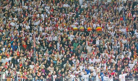 Fanouci se baví pi derby Hradec Králové - Pardubice.