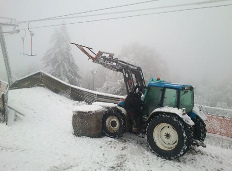 Poté, co vlekai sjezdovku zkrátili, aby se vyhnuli balíkm slámy, pistavili majitelé pozemku pod kotvy traktor. Odvezli ho a poté, co sníh roztál.