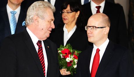 Premiér Bohuslav Sobotka a prezident Milo Zeman pi jmenování vlády