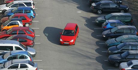 Kadodenní boj o parkování u Fakultní nemocnice v Hradci Králové.