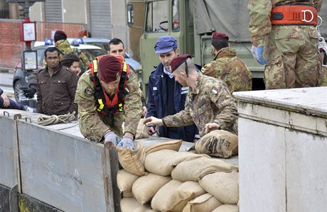 Italsk armda pipravuje pytle s pskem, kter by mly ped vedlkou vodou