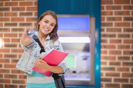 Studentská konta nejdou zadarmo, pi výbru banky se vyplatí poítat. Nkdy me být výhodnjí i stálý msíní pauál. Ilustraní snímek