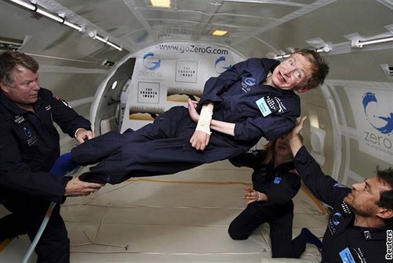 Co takhle zruit gravitaci? Stephen Hawking v roce 2007, kdy se vydal na krátký parabolický let s nkolik desítek sekund trvajícím stavem beztíe.