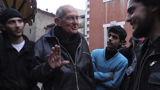Knz Frans van der Lugt rozmlouvá s obyvateli Homsu (1. února 2014)