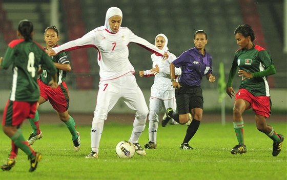 Íránská fotbalitstka Marjam Rahímí v zápase proti Bangladéi (23. kvtna 2013)