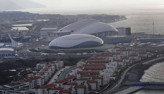 Olympijský areál  v Soi. Do djit zimní olympiády u míí stovky sportovc.