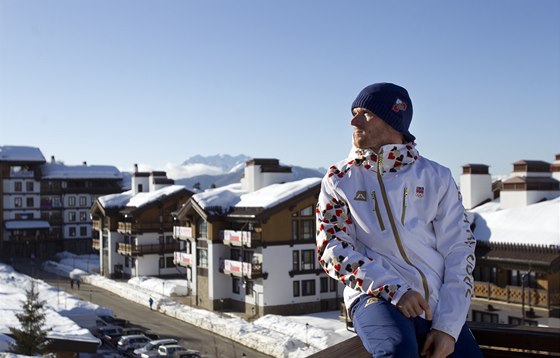 ZADUMANÝ. Biatlonista Michal lesingr pi procházce po olympijské vesnici.