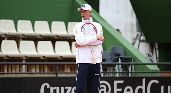 ÉF. Nehrající kapitán Petr Pála sleduje trénink eských tenistek na zápas 1.