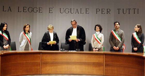 Alessandra Nenciniho (uprosted), pi tení rozsudku.