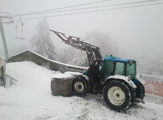 Krom traktoru na vrcholu pibyl v nedli traktor i tam, kde je poma.