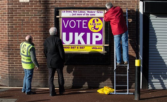 Pedvolební plakát UKIP v Manchesteru. Populistická protiimigrantská strana...