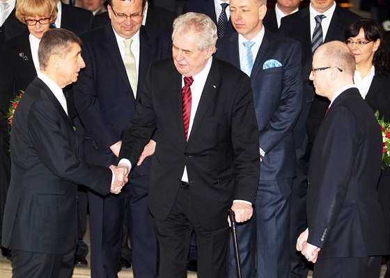 éf ANO a ministr financí Andrej Babi s prezidentem Miloem Zemanem po jmenování vlády Bohuslava Sobotky.