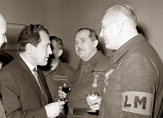 1968. Vasil Biak pi rozhovoru s písluníky Lidových milicí pi oslav 20....