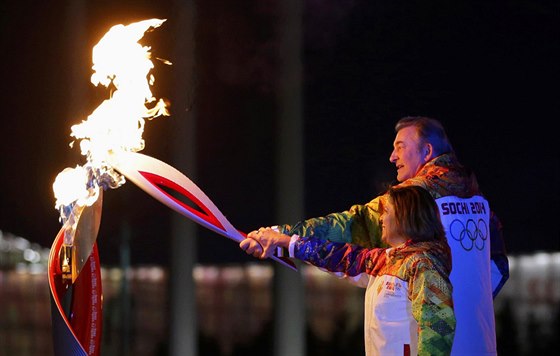 Olympijský ohe v Soi zaehly spolenou rukou legendy dvou nejoblíbenjích...