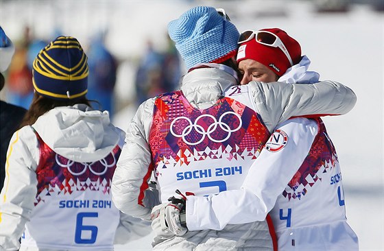 RADOST I SLZY. Olympijská vítzka Marit Björgenová z Norska (uprosted) objímá...