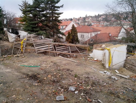 Zbouraná památkov chránná vila na praské Oechovce. Fotografie jsou z...