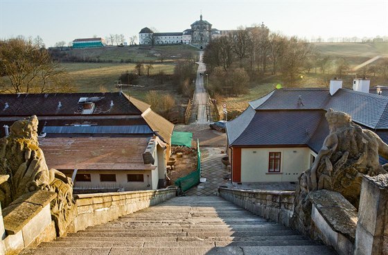 Zasteená pístavba (vlevo pod schoditm) bývalé hospody u Proly vyvolala...