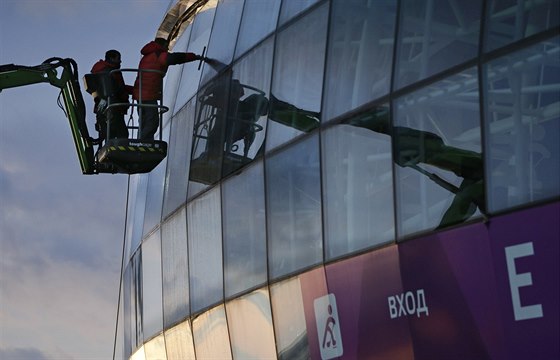 POSLEDNÍ ÚPRAVY. Dlníci myjí okna na hokejové hale Baloj v Soi.