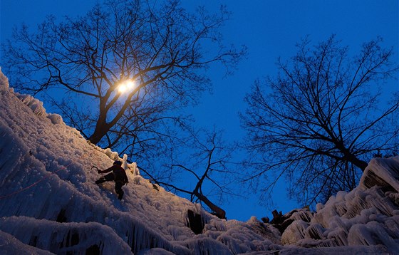 Od soboty je v liberecké Mlýnské ulici lezcm k dispozici umlá ledová stna.